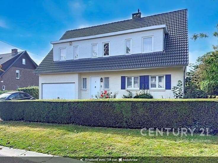 Within walking distance of the train station – 240 m² villa