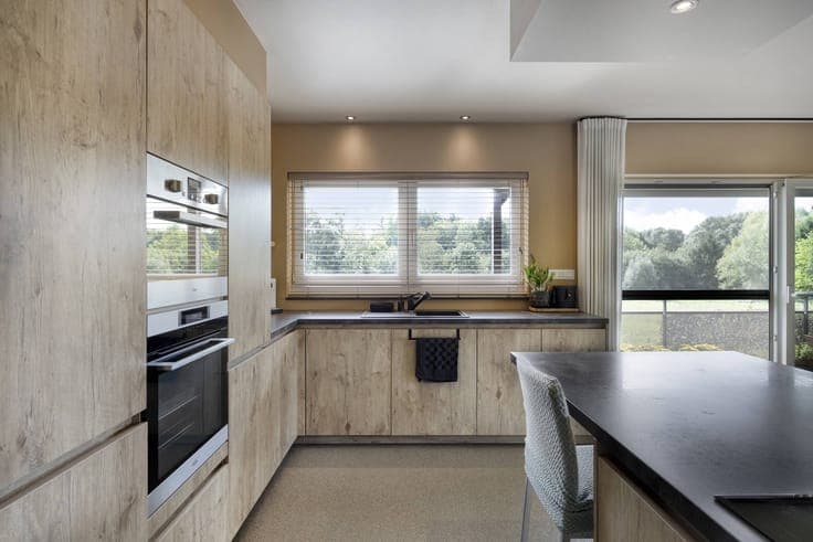 Renovated open building on 28a23 in Halen