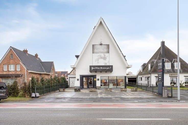 Karaktervolle (praktijk)villa op strategische & commercië...