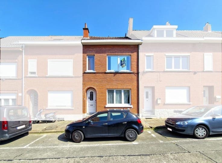 A ready-to-move-in 3-bedroom house with a garden-Overboelare