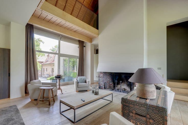 Fully Renovated Square Farmhouse on 7,200 m²