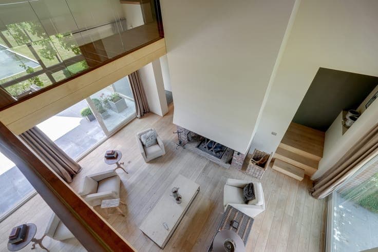 Fully Renovated Square Farmhouse on 7,200 m²