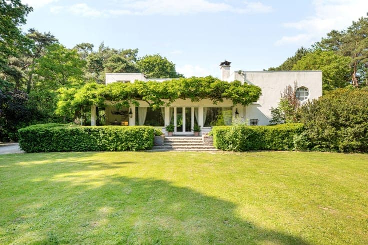 Unique villa on approximately 8.4 hectares of parkland.