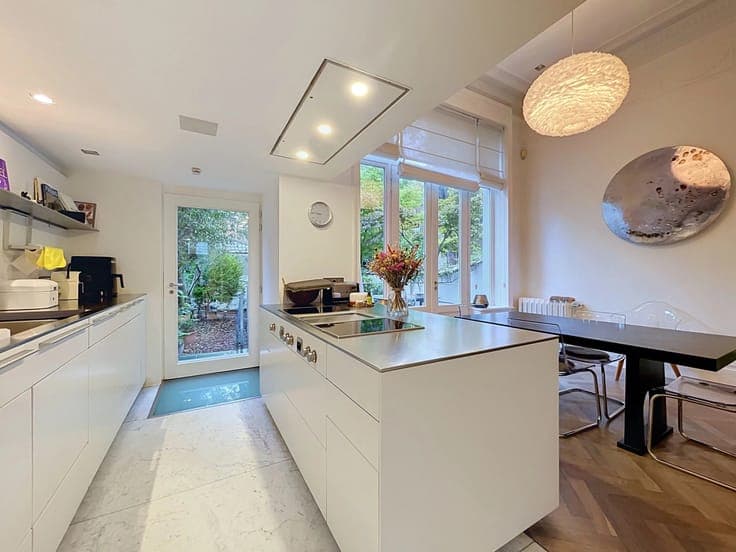 Châtelain — Exceptional renovated townhouse with garden