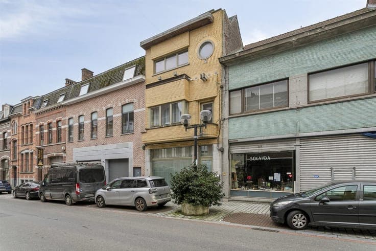 Move-in-ready home with a spacious south-facing terrace in R