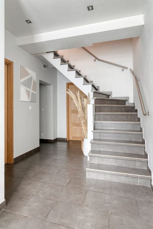 Move-in-ready home with a spacious south-facing terrace in R