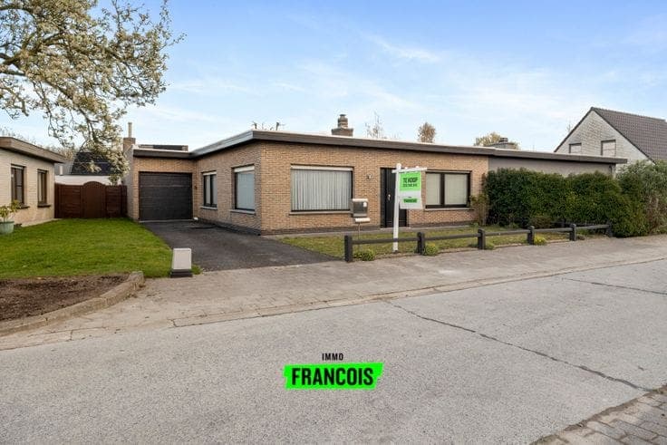 Bungalow in a quiet location with a garage in Assebroek