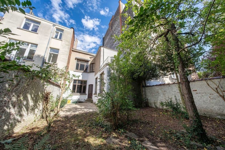 Mansion in need of renovation – 3 bedrooms + study + south-w