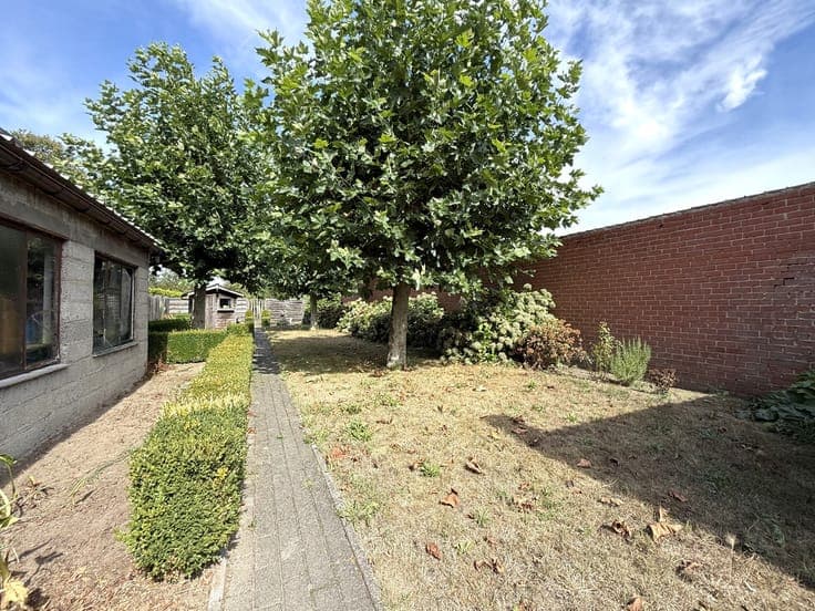 Ruime woning met 4 slaapkamers, keuken, badkamer, garage ...