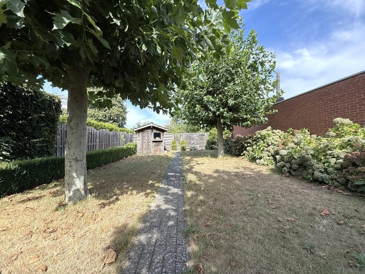 Ruime woning met 4 slaapkamers, keuken, badkamer, garage ...