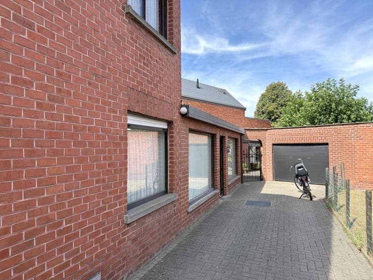 Ruime woning met 4 slaapkamers, keuken, badkamer, garage ...
