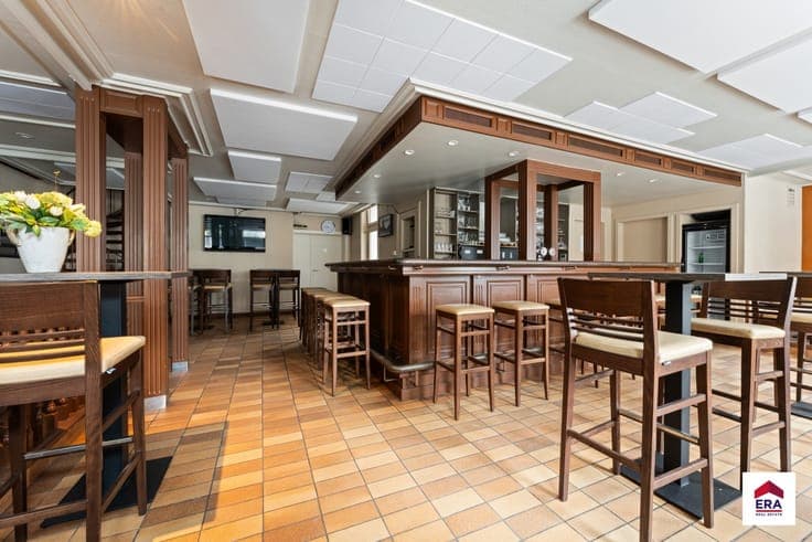 Commercial property with residence in Wakken