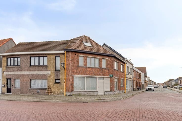 ZWANKENDAMME: RUIME, TE MODERNISEREN WONING MET ZONNIG TE...