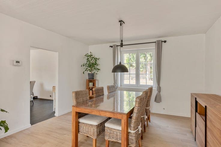 Grotendeels gerenoveerde gezinswoning op een ruim perceel...