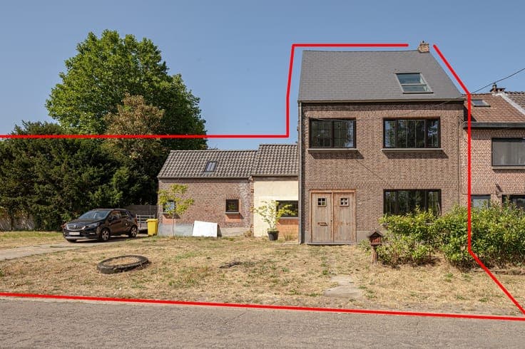 Grotendeels gerenoveerde gezinswoning op een ruim perceel...