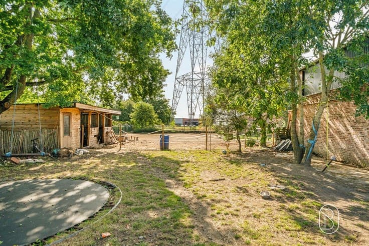 A move-in-ready single-family home on 1,082 m²!