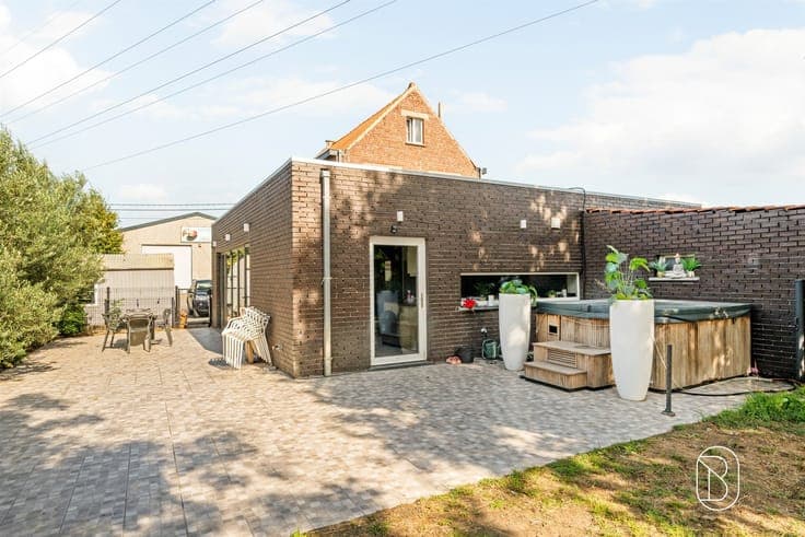 A move-in-ready single-family home on 1,082 m²!