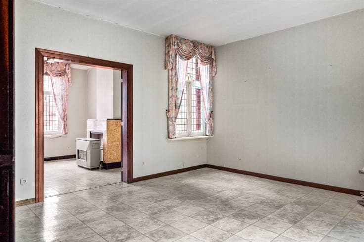 Verrassend ruime, te moderniseren gezinwoning te Onze-Lieve-