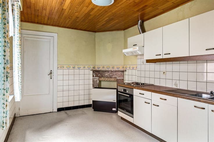 Verrassend ruime, te moderniseren gezinwoning te Onze-Lieve-