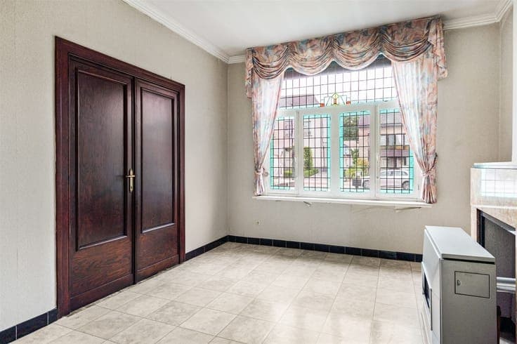 Verrassend ruime, te moderniseren gezinwoning te Onze-Lieve-