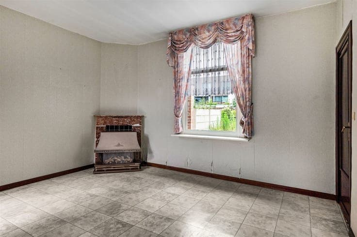 Verrassend ruime, te moderniseren gezinwoning te Onze-Lieve-