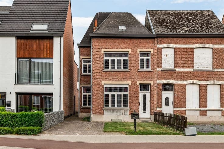 Verrassend ruime, te moderniseren gezinwoning te Onze-Lieve-