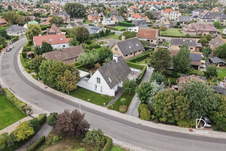 STATIGE EN BIJZONDER VERZORGDE VILLA MET ZWEMBAD OP WANDE...