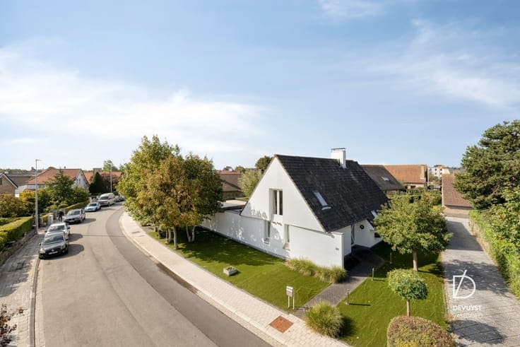 STATIGE EN BIJZONDER VERZORGDE VILLA MET ZWEMBAD OP WANDE...
