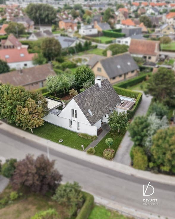 STATIGE EN BIJZONDER VERZORGDE VILLA MET ZWEMBAD OP WANDE...