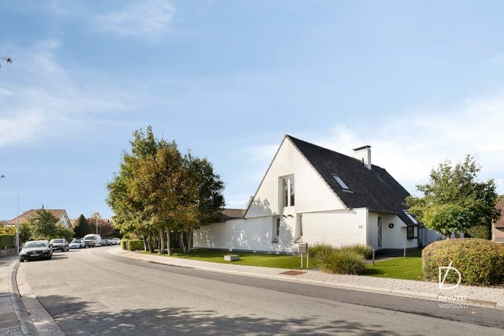 STATIGE EN BIJZONDER VERZORGDE VILLA MET ZWEMBAD OP WANDE...