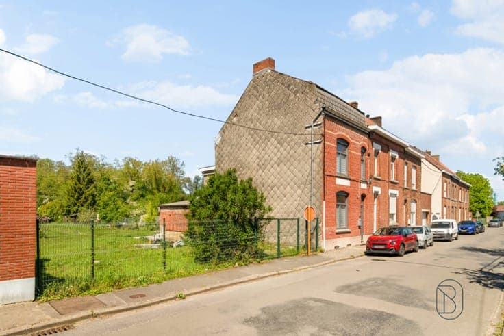 Semi-detached house with large garden close to all amenities
