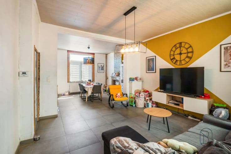 Semi-detached house with large garden close to all amenities