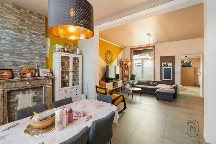 Semi-detached house with large garden close to all amenities