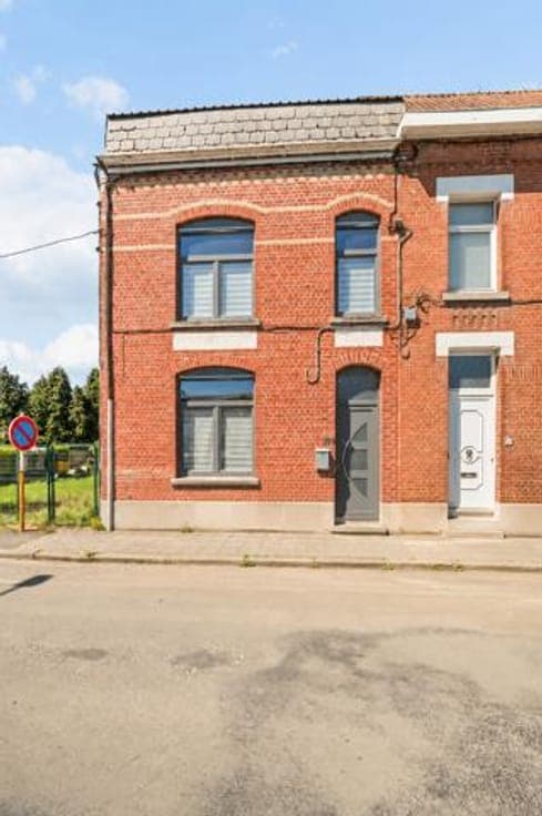Semi-detached house with large garden close to all amenities