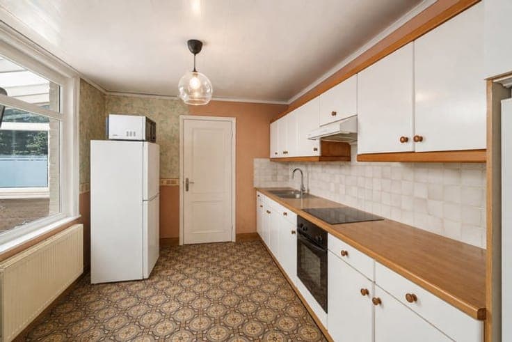 Semi-detached house with large garden close to all amenities