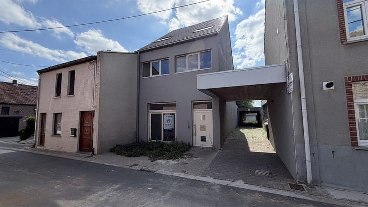 Unique investment opportunity or ideal kangaroo home in a pr