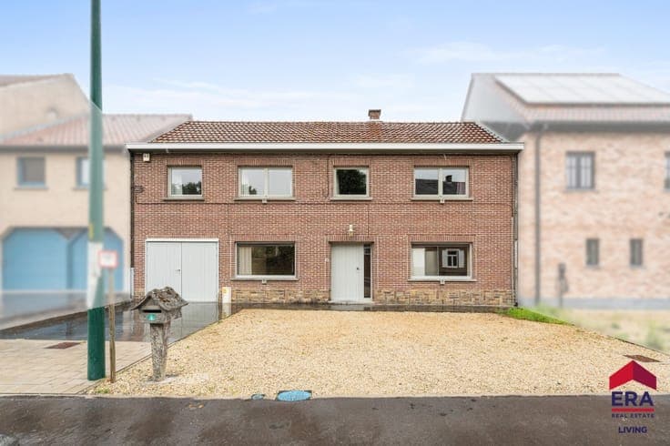 Spacious Family Home with 4 Bedrooms, Garage and Sunny Garde