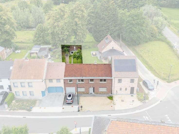 Spacious Family Home with 4 Bedrooms, Garage and Sunny Garde