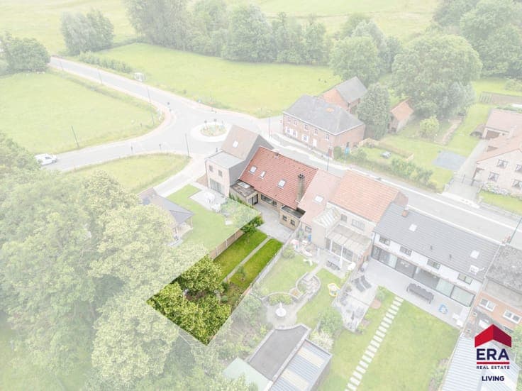 Spacious Family Home with 4 Bedrooms, Garage and Sunny Garde