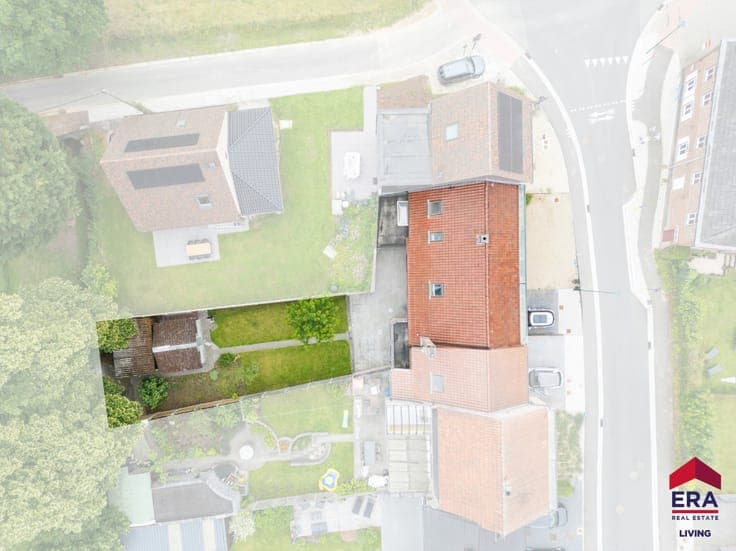 Spacious Family Home with 4 Bedrooms, Garage and Sunny Garde