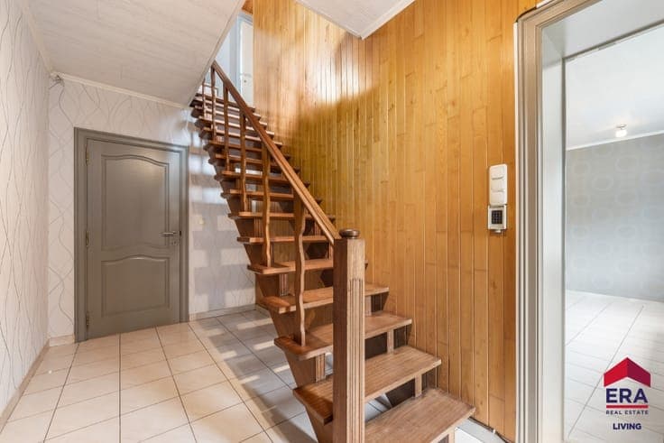 Spacious Family Home with 4 Bedrooms, Garage and Sunny Garde