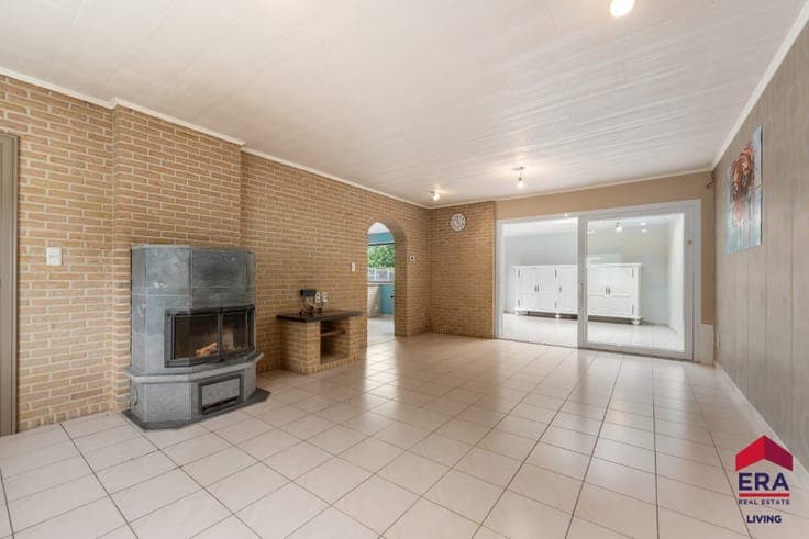 Spacious Family Home with 4 Bedrooms, Garage and Sunny Garde