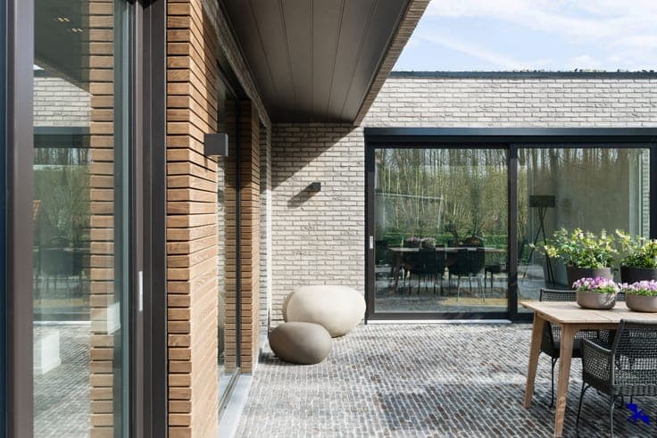 Spacious villa in a prime location in Waasmunster