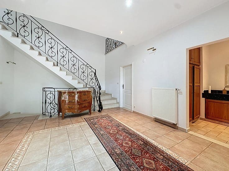 Prestigious and spacious villa with indoor pool