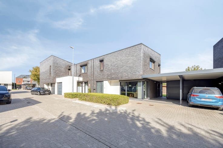 Move-in ready semi-detached home in a quiet area