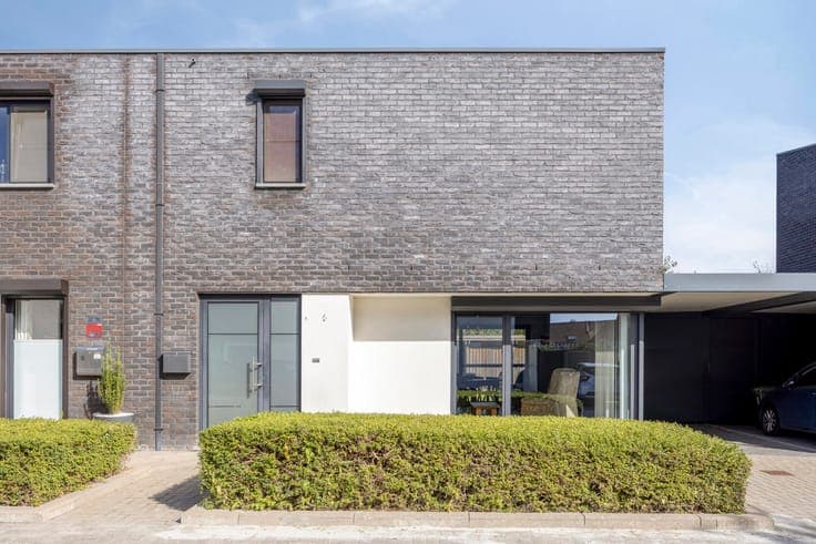 Move-in ready semi-detached home in a quiet area