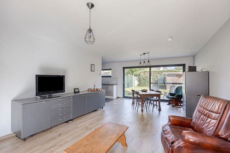 Move-in ready semi-detached home in a quiet area