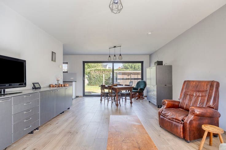 Move-in ready semi-detached home in a quiet area