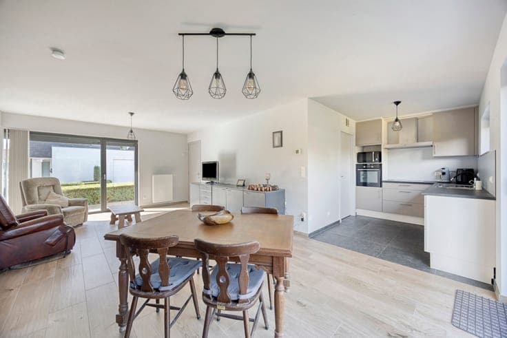 Move-in ready semi-detached home in a quiet area