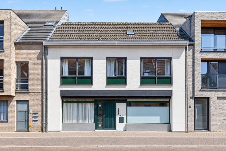 Spacious mixed-use property with practice/office space, wait